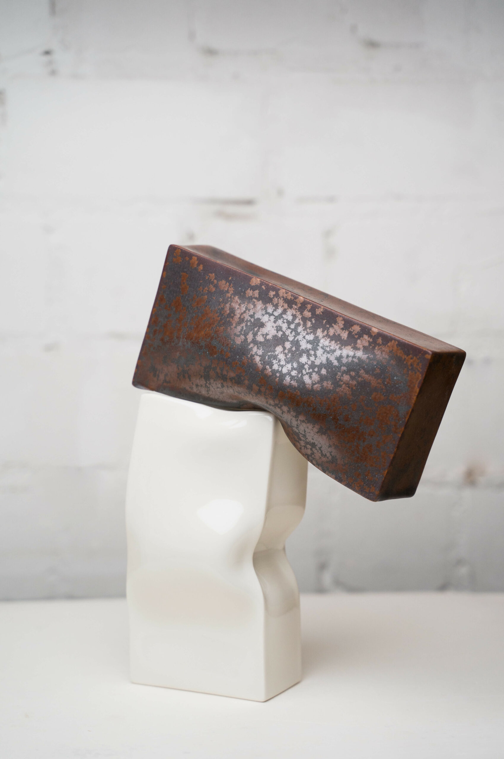 Duett, 2022, Porzellan und Glasuren, jeweils 22 x 11 x 6 cm, Foto: Sebastian Weindel