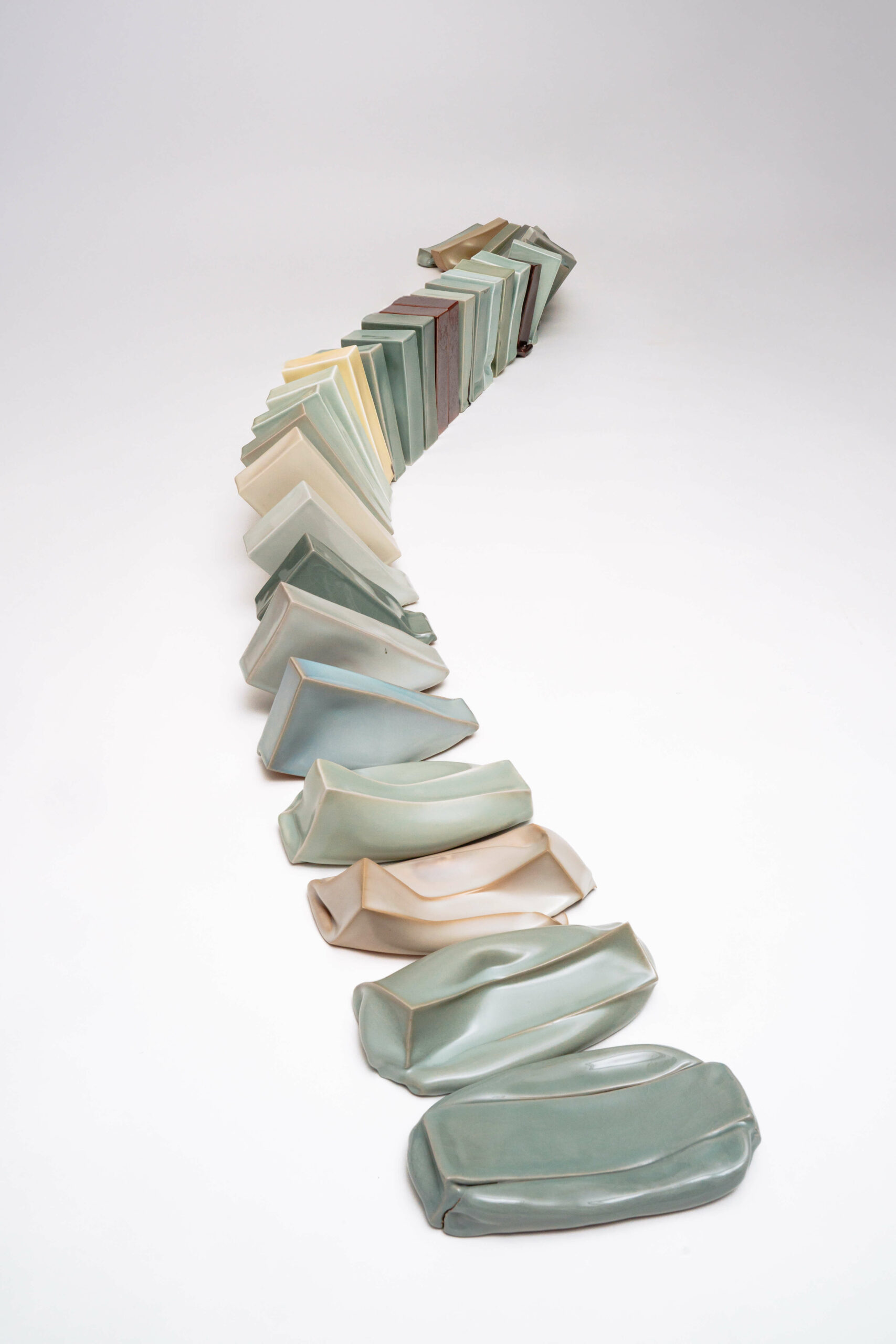 Spine, 2022–2024, Porzellan, eisenhaltige Glasuren (Seladons, Chun, Kakis), Leporello der Rezepte, 360 x 60 x 22 cm, Foto: Sebastian Weindel