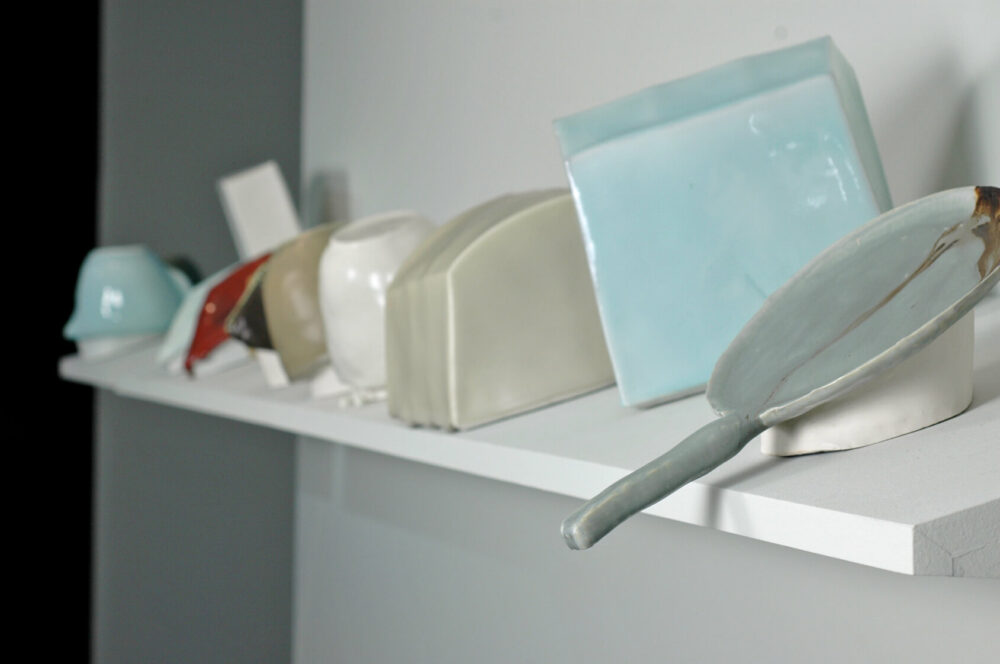 Edge, Ausstellungsansicht Musée des Arts décoratifs, Paris, 2010/11, Porzellan und fließende Glasuren, 380 x 40 x 40 cm, Foto: emmanuel boos