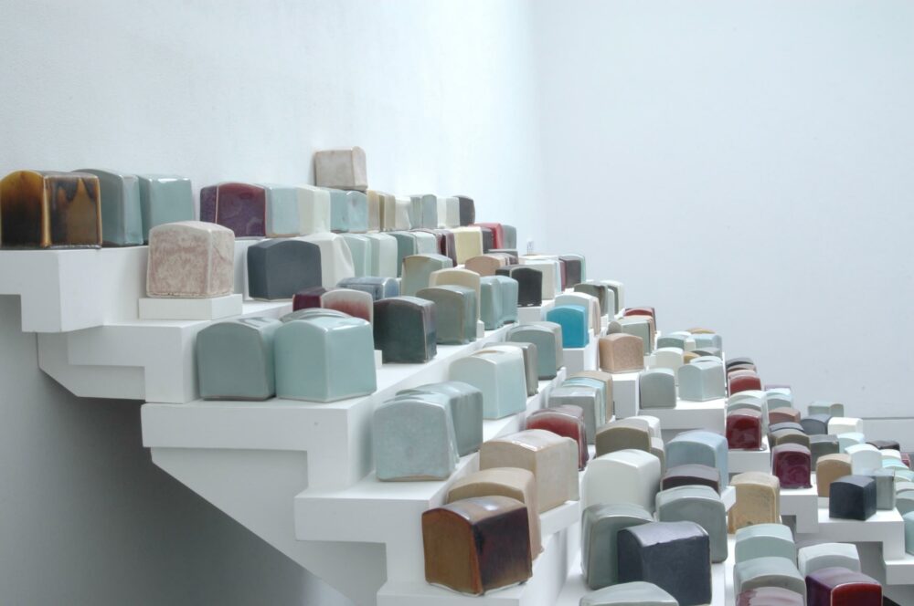 Cobblestones, Ausstellungsansicht Jerwood Space, London, 2011, Porzellan und Glasuren, jeweils10 x 10 x 10 cm, Foto: emmanuel boos