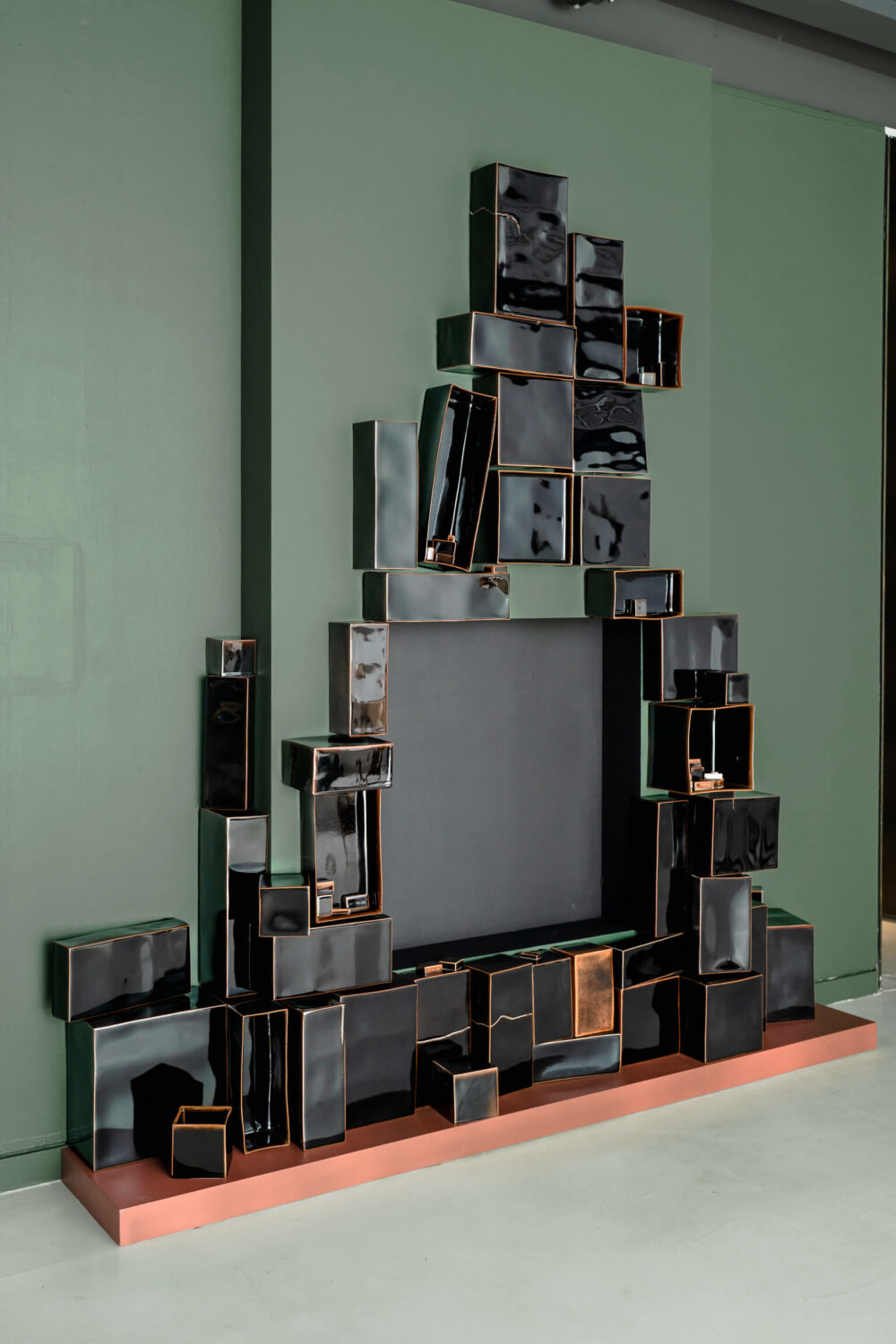 The black fireplace, 2023, Porzellan und Tenmoku Glasur, 320 x 360 x 40 cm, Foto: Sebastian Weindel