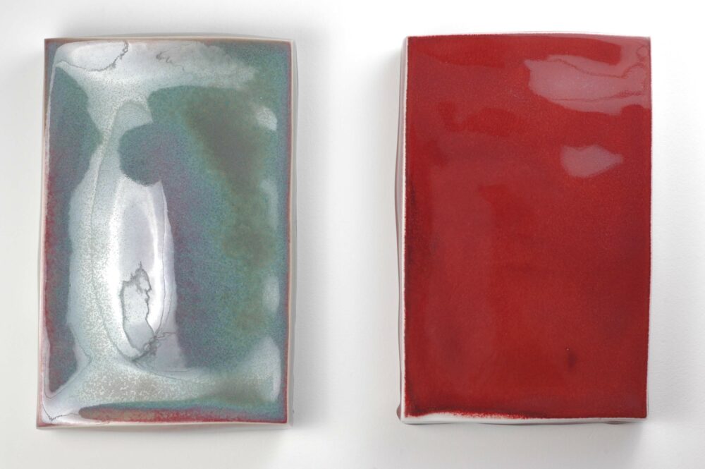 Untitled (Letterboxes), 2013, Porzellan und Kupferrotglasur, jeweils 35 x 23 x 5 cm, Foto: emmanuel boos