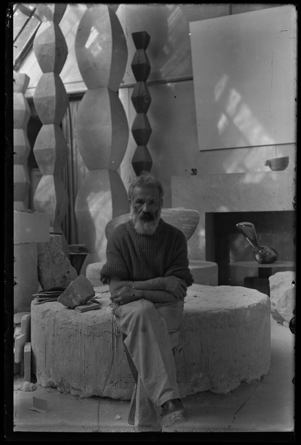 Constantin Brancusi, Selbstportrait im Atelier, um 1934, Foto: Centre Pompidou, MNAM-CCI/Dist. GrandPalaisRmn © Succession Brancusi – All rights reserved / VG Bild-Kunst, Bonn 2026