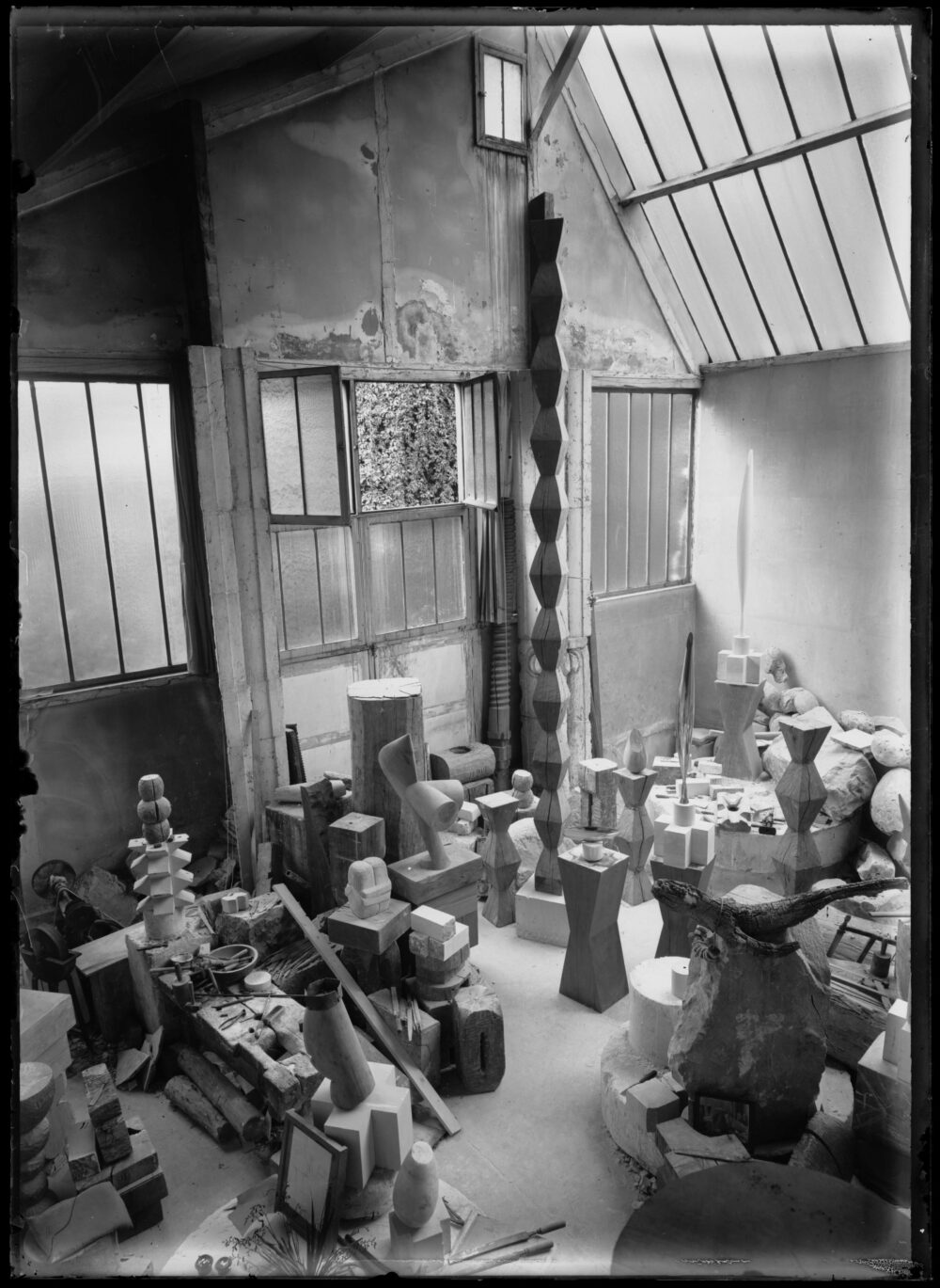 Constantin Brancusi, Atelier, um 1926, Foto: Centre Pompidou, MNAM-CCI/Dist. GrandPalaisRmn, © Succession Brancusi – All rights reserved / VG Bild-Kunst, Bonn 2026