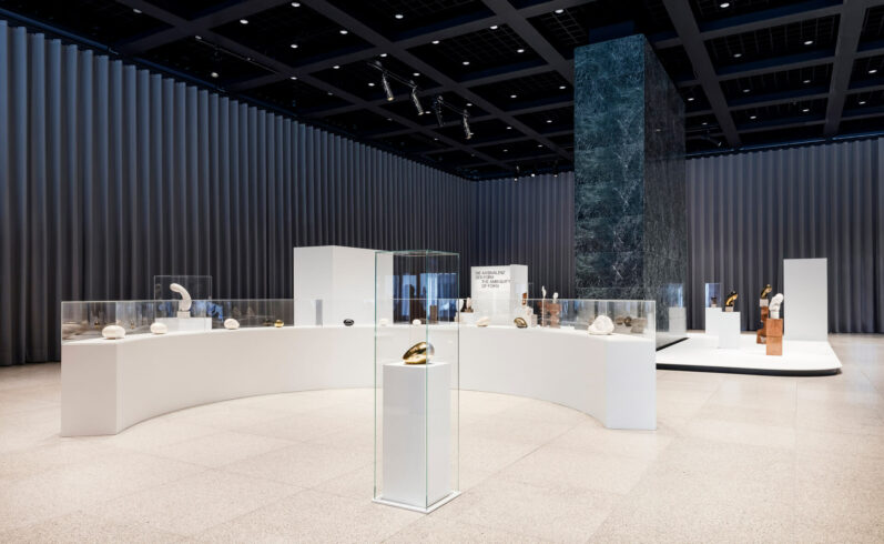Brancusi, Ausstellungsansicht, Neue Nationalgalerie, 2026, Foto: Neue Nationalgalerie – Stiftung Preußischer Kulturbesitz / David von Becker © Succession Brancusi – All rights reserved / VG Bild-Kunst, Bonn 2026