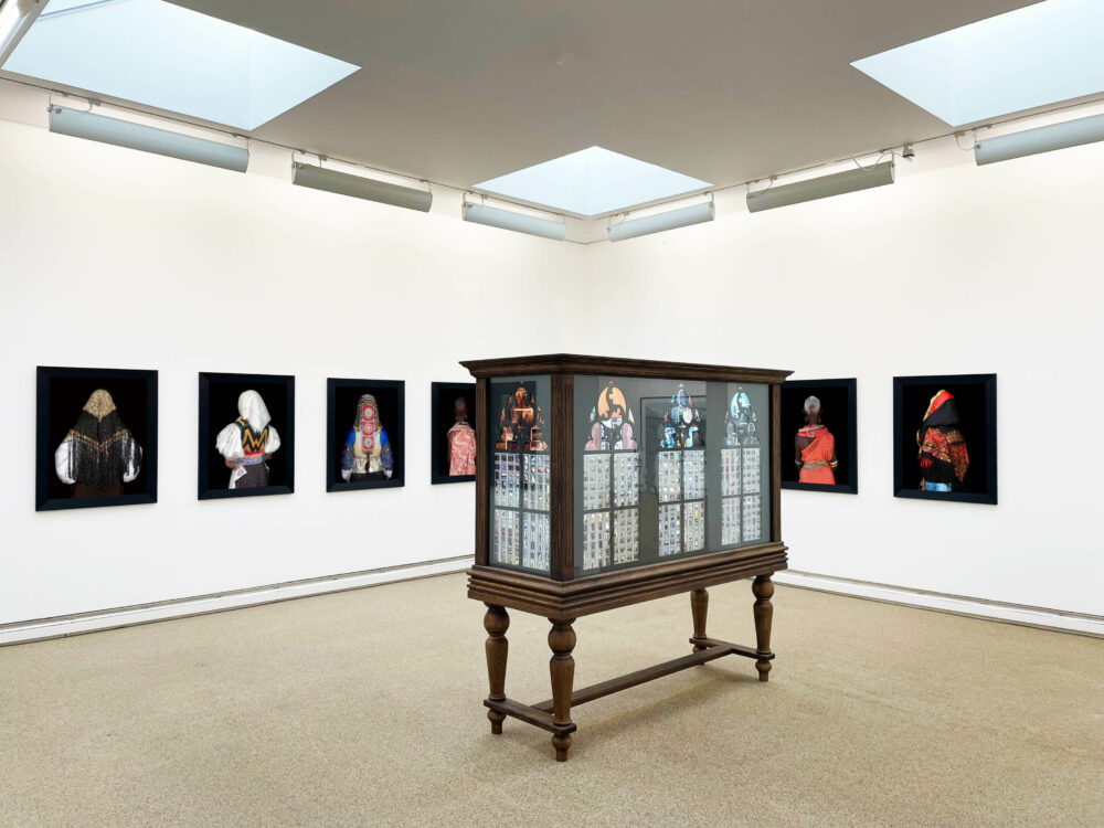 Kris Scholz, Light Object 3, 2020 und Werke aus der Serie Das abgewandte Porträt von Corina Gertz, 2019–2023, © VG Bild-Kunst, Bonn 2026 / Kris Scholz; VG Bild-Kunst, Bonn 2026 / Corina Gertz, Foto: ©VG Bild-Kunst, Bonn 2026 / Corina Gertz.
