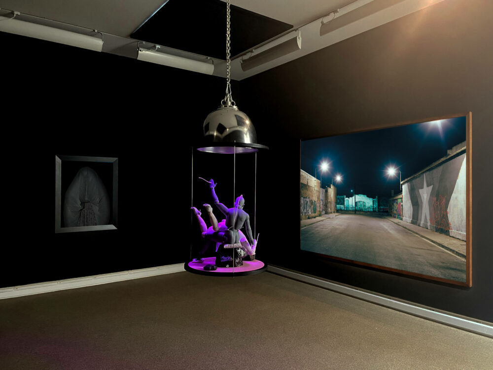Corina Gertz, IT 02, 2019 und Alexander Föllenz, Pietà und Doppelgänger (Ausschnitt), 2024 sowie Kris Scholz, Nachtstraße 1, Barcelona, 1999, Foto: VG Bild-Kunst, Bonn 2026 / Corina Gertz.