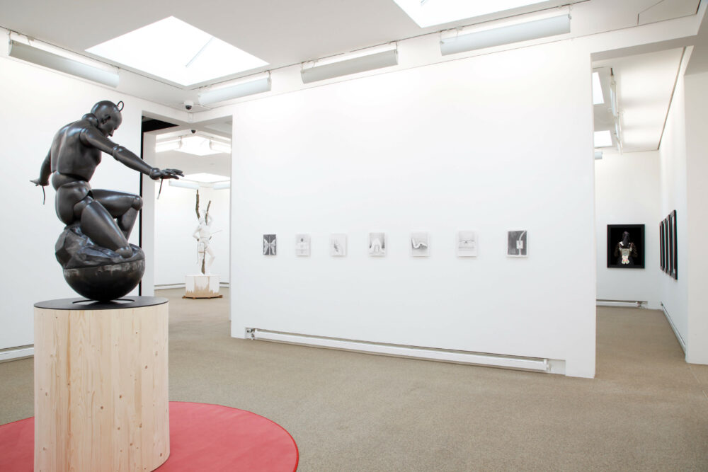 Alexander Föllenz, Balance, 2026 und Carmen Schaich, o. T. (Sieben Zeichnungen), 2018–2026, Foto: VG Bild-Kunst, Bonn 2026 / Corina Gertz