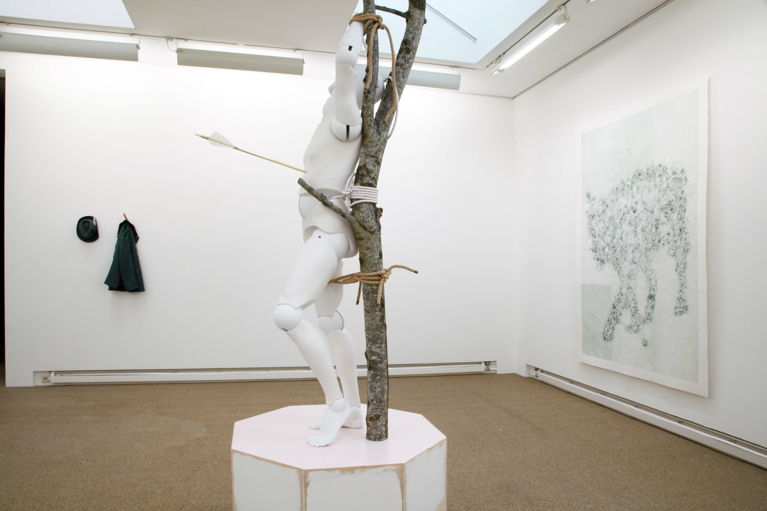 Alexander Föllenz, Sebastian (Selbstporträt), 2026 und Carmen Schaich, HUNT (Wolf), 2026, Foto: VG Bild-Kunst, Bonn 2026/ Corina Gertz.