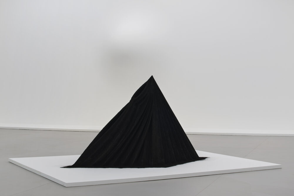 Anish Kapoor, Mother as a Mountain, 1985 und Anish Kapoor, When I am Pregnant, 1992, beide Werke © VG Bild-Kunst, Bonn 2026, Foto: Dejan Saric