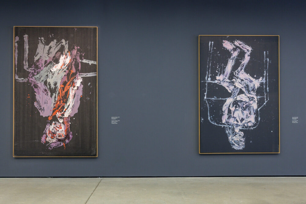 Georg Baselitz, Spanisch Winter, 2020, Öl auf Leinwand, 273 × 173 cm (links), X-ray Still, 2020, Öl auf Leinwand, 250 × 170 cm (rechts), Ausstellungsansicht BASELITZ JETZT © Museum der Moderne Salzburg, Foto: wildbild, Herbert Rohrer
