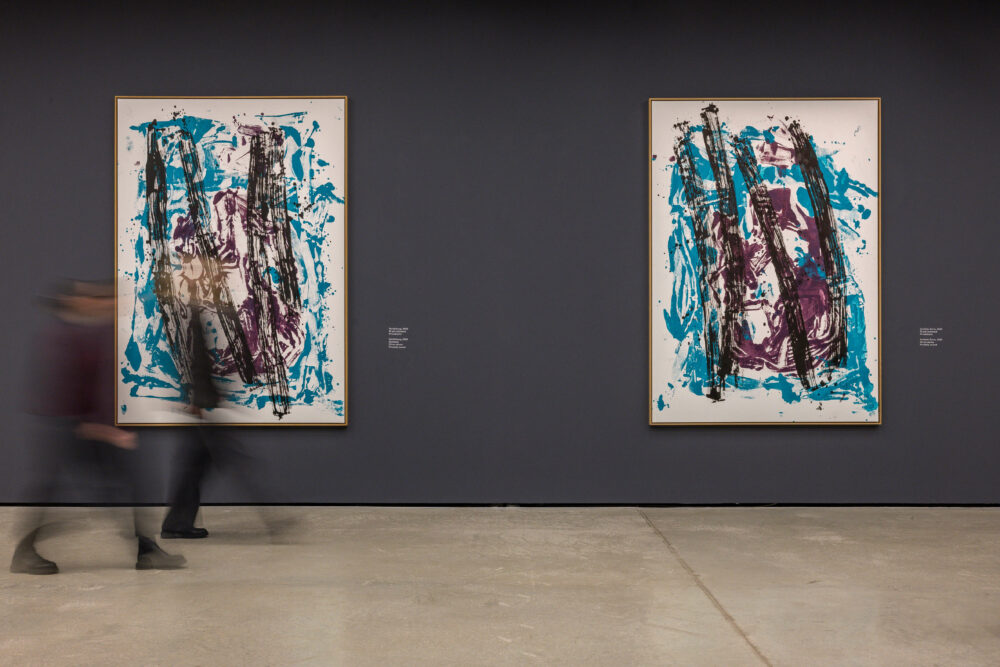 Georg Baselitz, Verzückung, 2020, Öl auf Leinwand, 234 × 164 cm (links), Archinto Zorro, 2020, Öl auf Leinwand, 232 × 163 cm (rechts), Ausstellungsansicht BASELITZ JETZT © Museum der Moderne Salzburg, Foto: wildbild, Herbert Rohrer